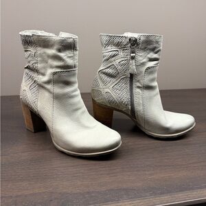 Stylish Women's Ankle Boots in Cream